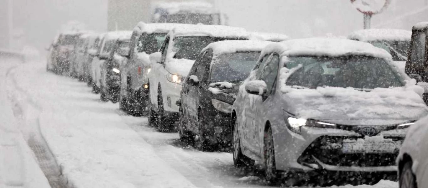 Οχήματα στο «Δαχτυλίδι» για μεταφορά όσων εγκλωβίστηκαν